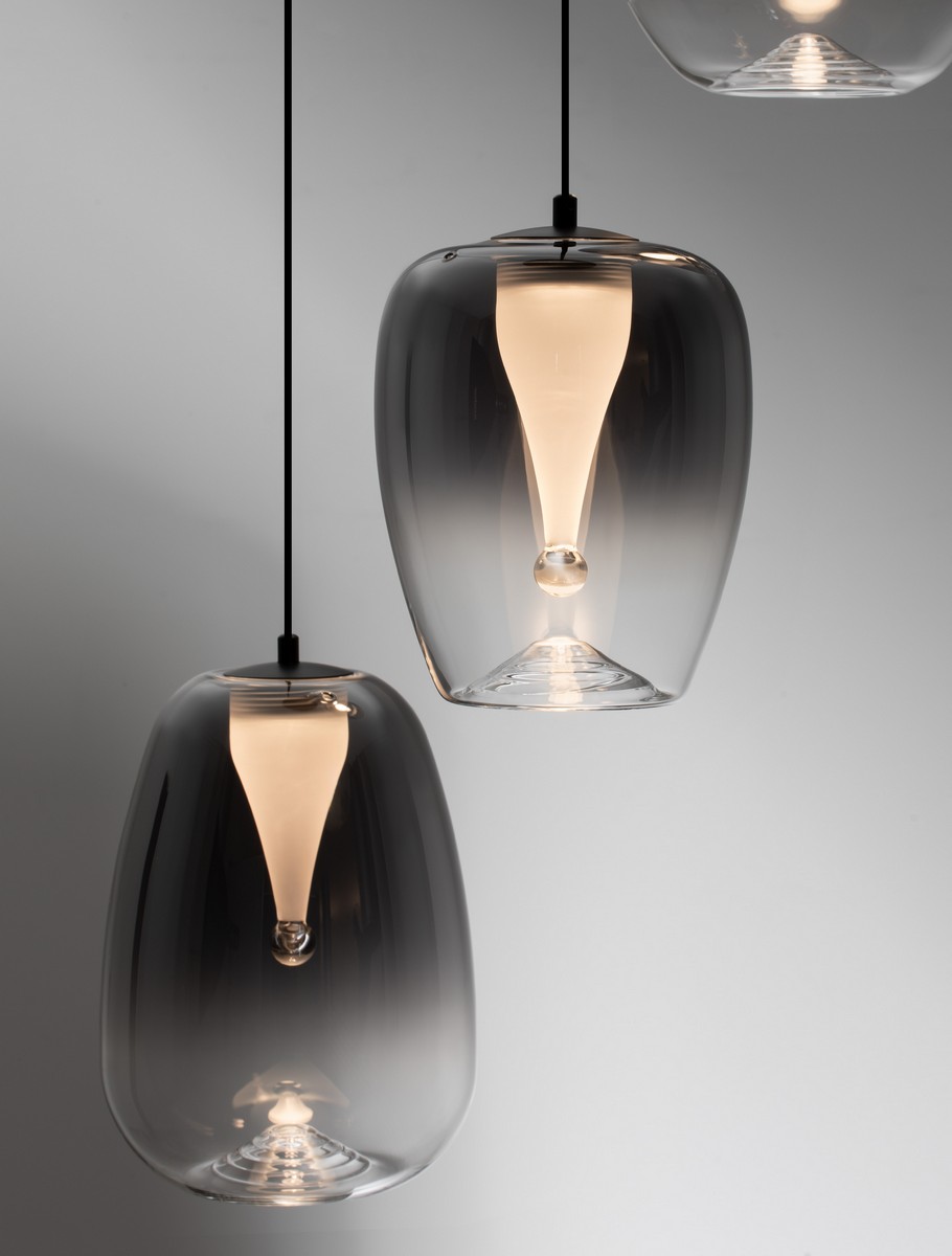 Lampa wisząca Jarevia z trzema źródłami LED o mocy 10W, w kolorze czarnym z przydymionym szarym kloszem. Klosze o owalnym kształcie, zawieszone na czarnych przewodach, z delikatnym przejściem od ciemnego do jasnego, tworząc nowoczesny efekt świetlny.