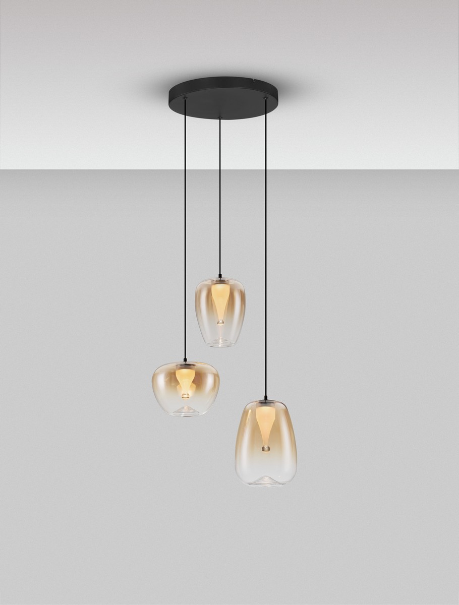 Lampa wisząca Jarevia 3xLED 10W w kolorze czarnym z bursztynowymi kloszami, zawieszona na trzech cienkich przewodach. Klosze mają różne kształty i są przezroczyste, co podkreśla elegancki wygląd lampy. Montaż sufitowy na okrągłej podstawie.