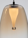 Lampa wisząca Jarevia z trzema źródłami LED 10W w kolorze czarnym z bursztynowym kloszem. Ujęcie z bliska na detal klosza o zaokrąglonym kształcie, z widocznym, miękkim światłem w kształcie kropli. Metalowy element montażowy u góry.