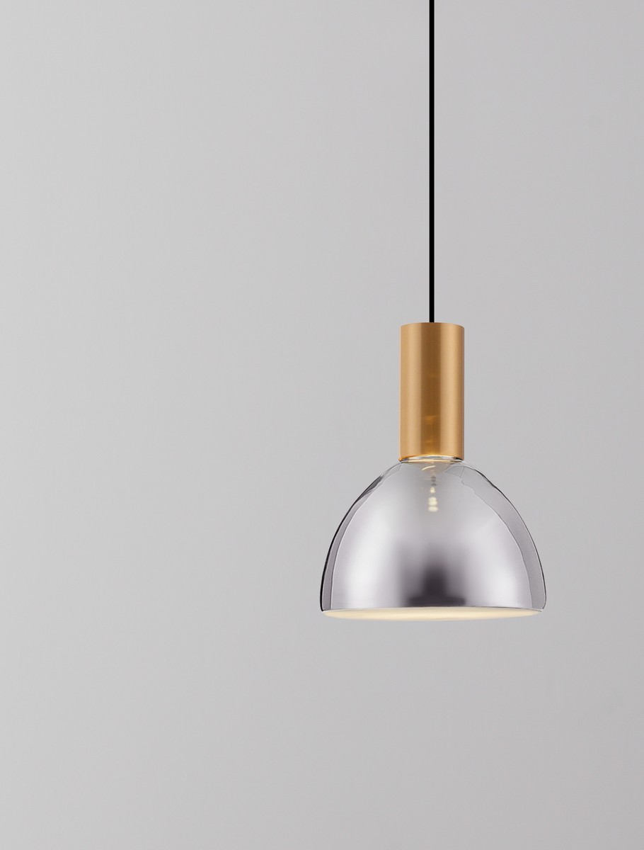 Lampa wisząca Sarduno z przydymionego szarego szkła i złotym metalowym elementem, z zawieszeniem na czarnym przewodzie. Kształt kopuły, z widocznym źródłem światła LED 8W. Produkt zawieszony w centralnej pozycji na jednolitym tle.