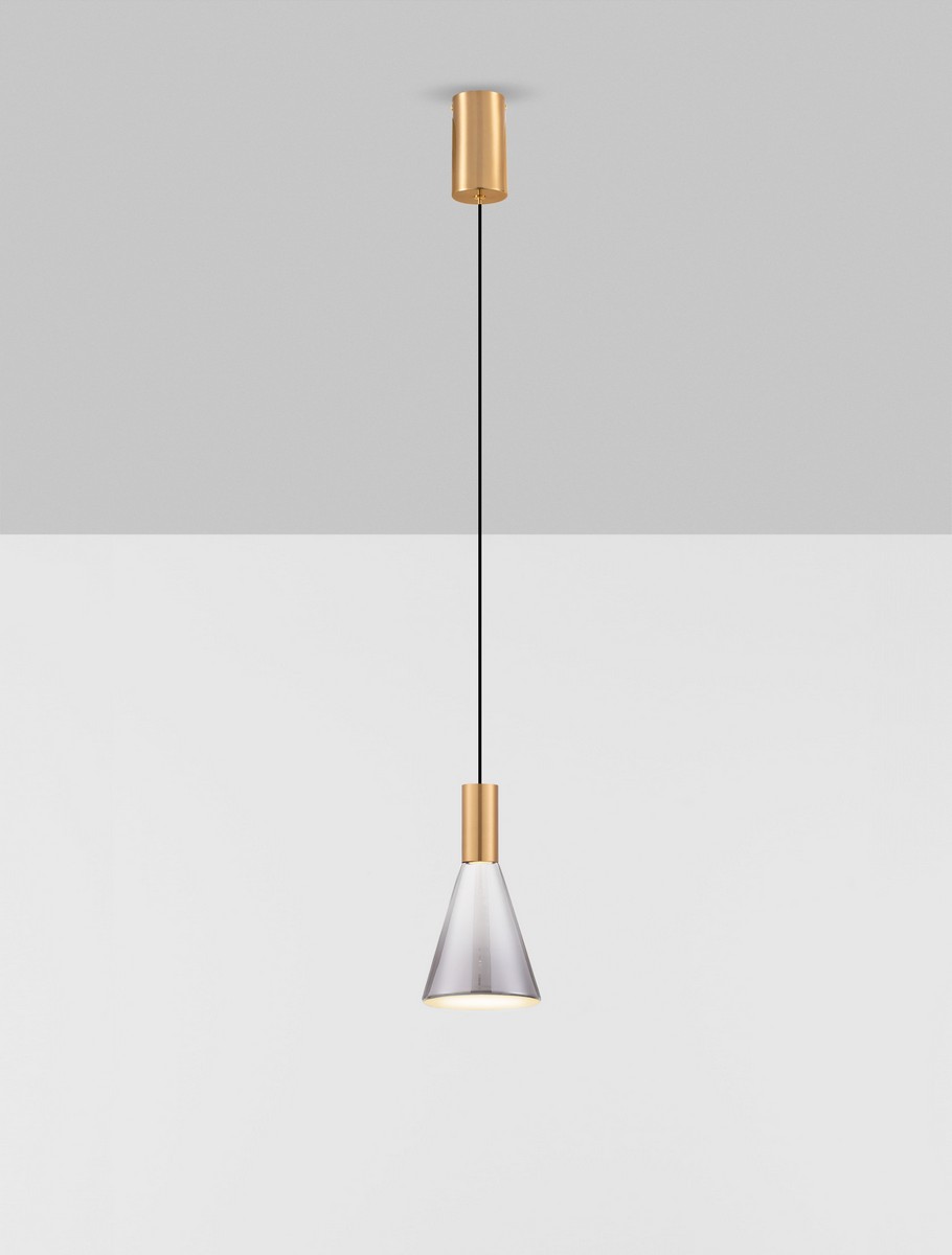 Lampa wisząca Sarduno z przydymionym szarym kloszem w kształcie stożka oraz złotymi detalami, zawieszona na czarnym przewodzie. Klosz skierowany w dół, montaż na suficie. Idealna do nowoczesnych wnętrz.