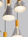 Lampa wisząca Sarduno z sześcioma źródłami LED, 41W, w kolorze złotym z przydymionymi szarymi kloszami. Klasyczny kształt kloszy w formie stożków, zawieszona na czarnych przewodach, na jednolitym szarym tle.