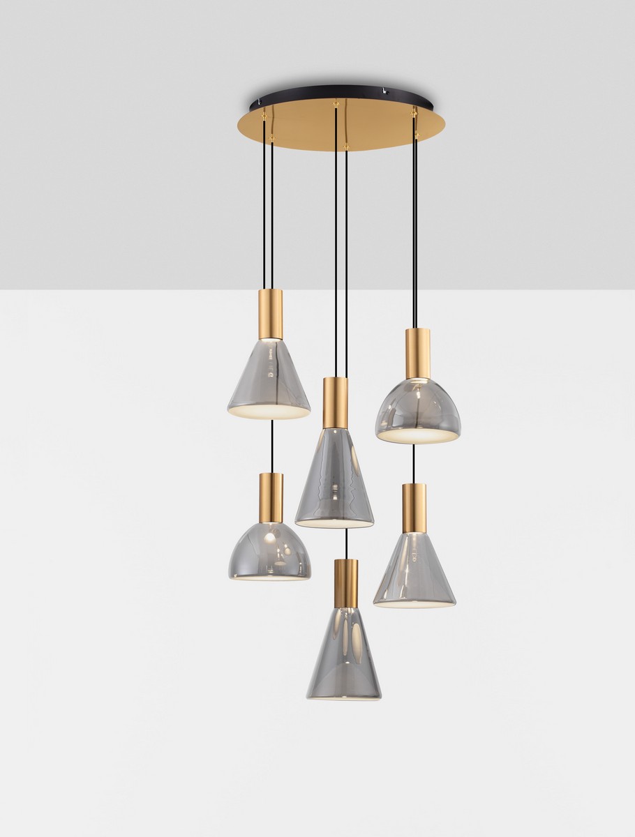 Lampa wisząca Sarduno z sześcioma kloszami LED 41W w odcieniach złota i przydymionego szarości. Klosze w kształcie stożków zawieszone na czarnych linkach, zamontowane na okrągłej podstawie sufitowej.