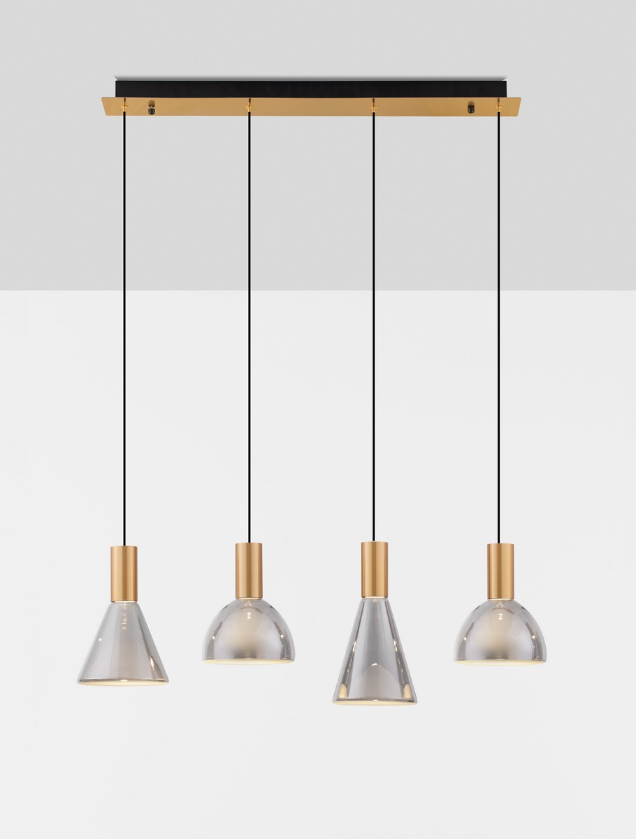 Lampa wisząca Sarduno z czterema kloszami LED 27W w złotym wykończeniu, z przydymionymi szarymi kloszami w kształcie stożka i kuli, zawieszona na czarnych przewodach pod złotą belką montażową.