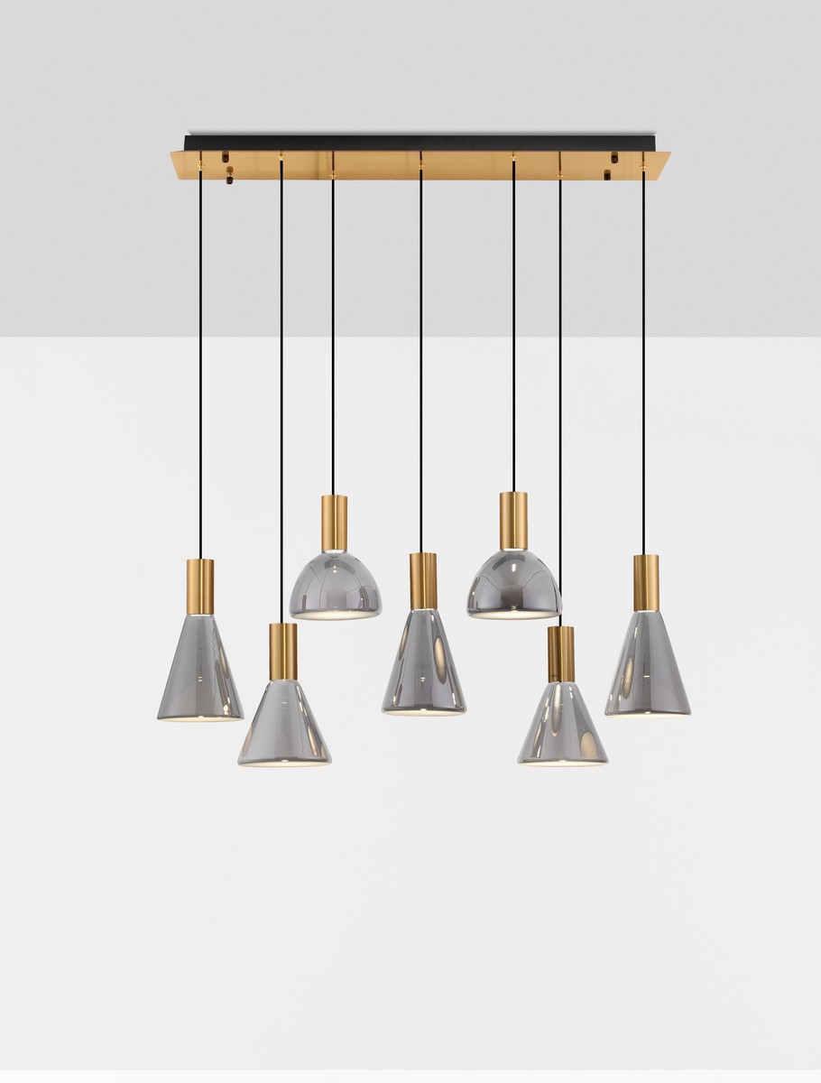 Lampa wisząca Sarduno z 7 kloszami LED w kolorze przydymionego szarego i złotym. Klosze w kształcie stożków i kul, zawieszone na czarnych linkach, umieszczone na prostokątnej złotej podstawie. Wysokiej jakości wykonanie, idealna do nowoczesnych wnętrz.