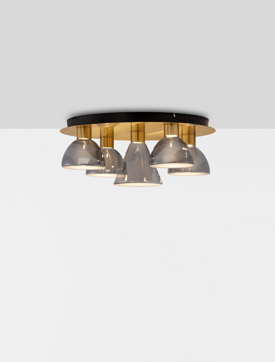Lampa sufitowa Sarduno z pięcioma kloszami LED o mocy 35W, w kolorze złotym i przydymionym szarym. Klosze mają kształt stożkowaty, zamontowane na okrągłej, złotej podstawie. Produkt zawieszony na białym tle.