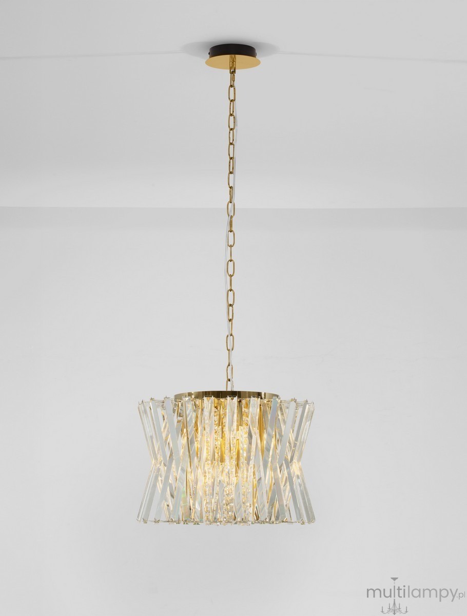 Lampa wisząca Melunto w kolorze satynowego mosiądzu, z osłoną z przezroczystego szkła w formie falistej. Zawieszona na złotym łańcuchu, z ośmioma miejscami na żarówki E14. Ujęcie frontalne, na jednolitym tle.