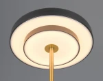 Lampa stołowa Keaton z czarnym, okrągłym kloszem i złotym stelażem. U góry znajduje się biały, okrągły dyfuzor LED o mocy 12W. Ujęcie z dołu ukazuje detale konstrukcji oraz eleganckie połączenie kolorów.
