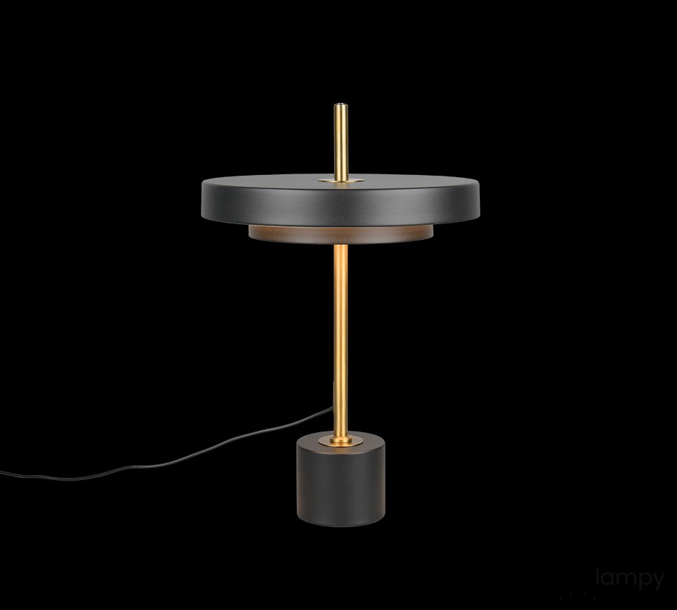 Lampa stołowa Keaton z czarnym okrągłym kloszem i złotym stelażem, z podstawą w formie walca. Wyposażona w LED 12W, z widocznym kablem. Perspektywa frontalna, ukazuje elegancki design i kontrastujące kolory.
