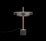 Lampa stołowa Keaton z czarnym okrągłym kloszem i złotym stelażem, z podstawą w formie walca. Wyposażona w LED 12W, z widocznym kablem. Perspektywa frontalna, ukazuje elegancki design i kontrastujące kolory.