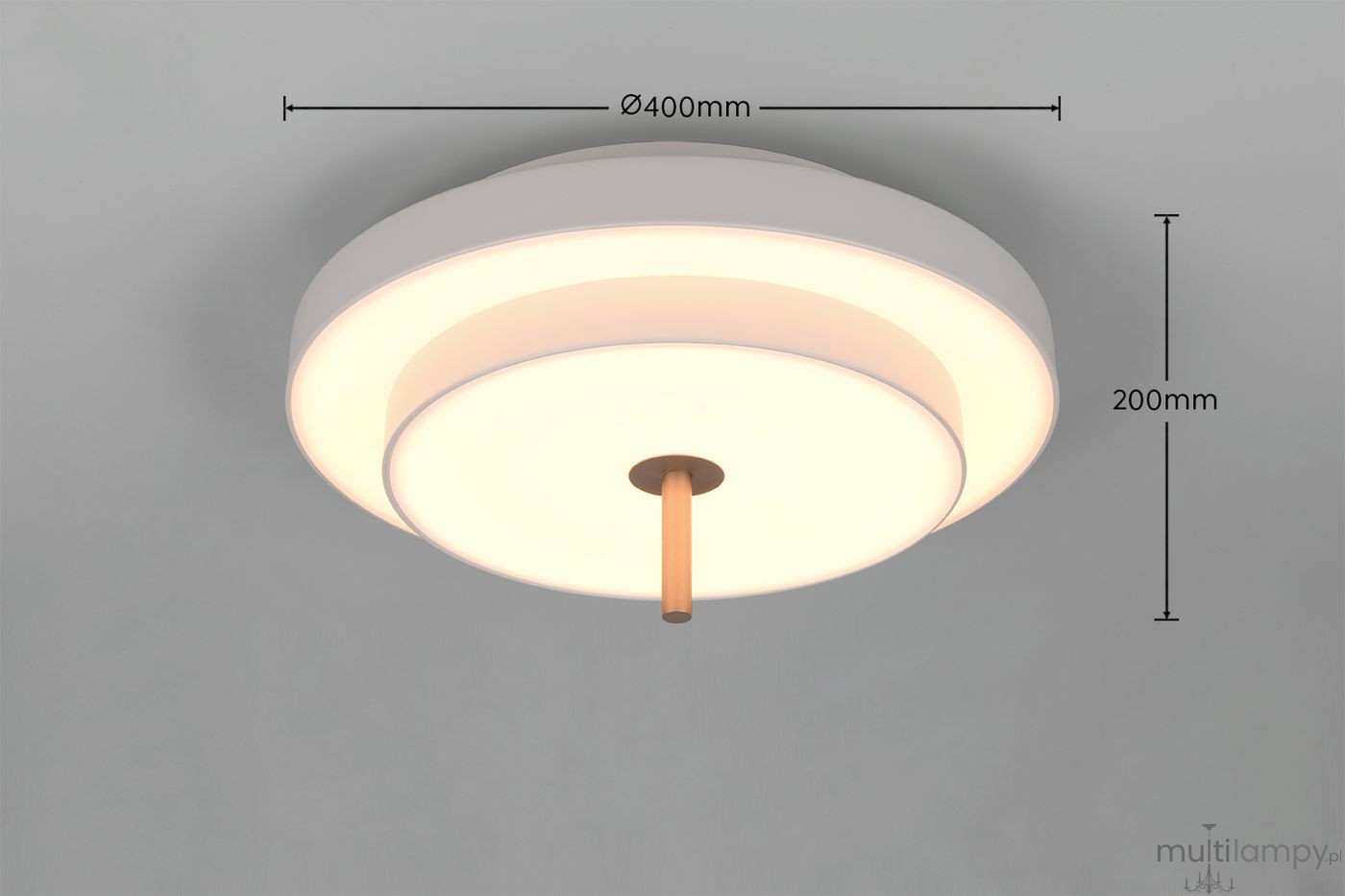 Lampa sufitowa Keaton w kolorze szarym, o średnicy 400 mm i wysokości 200 mm. Posiada okrągły kształt z centralnym drewnianym detalem. Źródło światła LED 34,5W CCT, emitujące miękkie światło. Montaż sufitowy, widok z dołu.