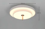 Lampa sufitowa Keaton w kolorze szarym, o średnicy 400 mm i wysokości 200 mm. Posiada okrągły kształt z centralnym drewnianym detalem. Źródło światła LED 34,5W CCT, emitujące miękkie światło. Montaż sufitowy, widok z dołu.