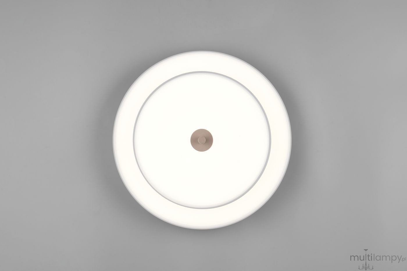 Lampa sufitowa Keaton w kolorze szarym, o okrągłym kształcie, z białym, podświetlanym kloszem i metalowym, okrągłym przyciskiem w centralnej części. Ujęcie z góry, na jednolitym szarym tle, prezentujące nowoczesny design i minimalistyczny styl.