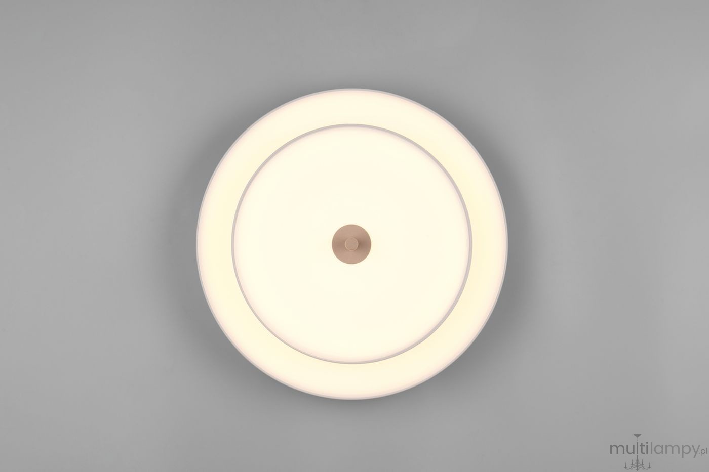 Lampa sufitowa Keaton w kolorze szarym, okrągła, z jedną żarówką LED 34,5W. Widoczny centralny element w kolorze mosiężnym. Lampa zamontowana na jednolitym tle, w górnej perspektywie, z delikatnym, rozproszonym światłem.