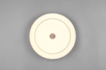 Lampa sufitowa Keaton w kolorze szarym, okrągła, z jedną żarówką LED 34,5W. Widoczny centralny element w kolorze mosiężnym. Lampa zamontowana na jednolitym tle, w górnej perspektywie, z delikatnym, rozproszonym światłem.