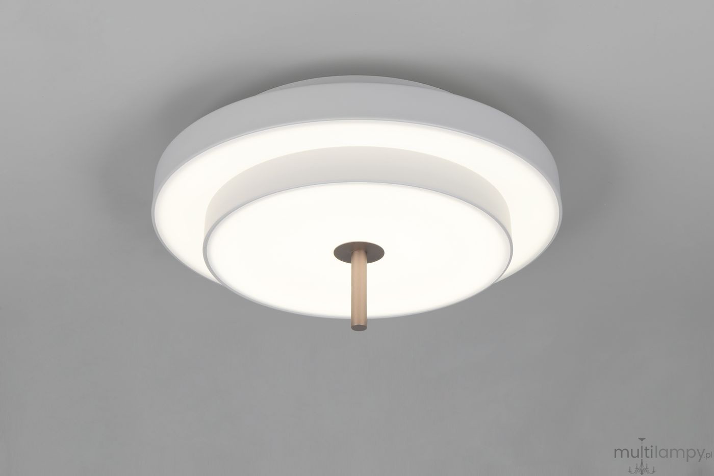 Lampa sufitowa Keaton w kolorze szarym, z jedną żarówką LED o mocy 34,5W. Okrągła konstrukcja z dwoma warstwami klosza, centralny element w kolorze drewna. Ujęcie z góry, na jednolitym tle.