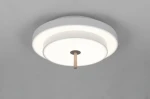 Lampa sufitowa Keaton w kolorze szarym, z jedną żarówką LED o mocy 34,5W. Okrągła konstrukcja z dwoma warstwami klosza, centralny element w kolorze drewna. Ujęcie z góry, na jednolitym tle.