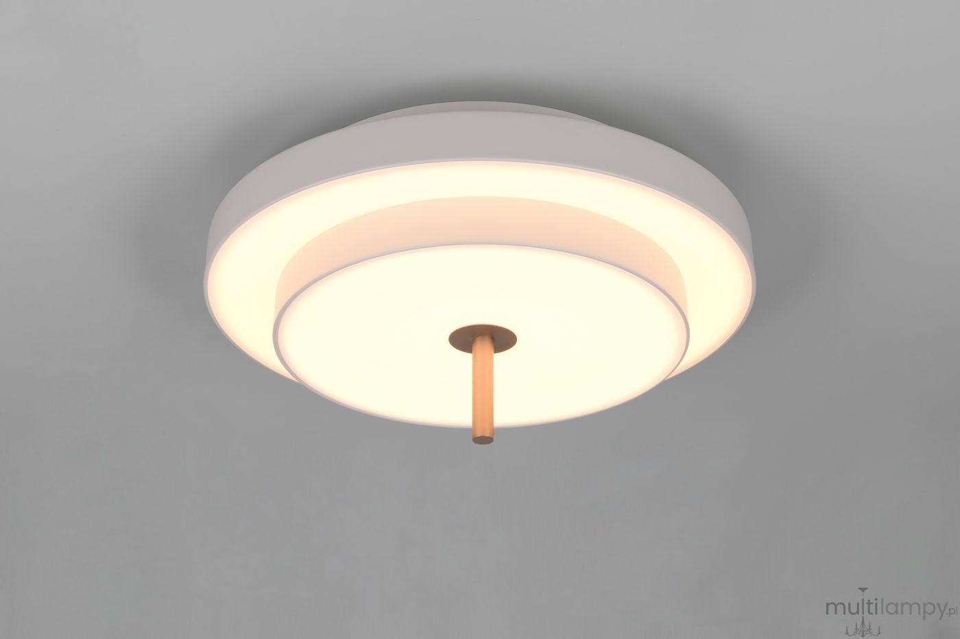 Lampa sufitowa Keaton w kolorze szarym z jednym źródłem LED 34,5W. Okrągła, z białym kloszem, posiada drewniany uchwyt. Zainstalowana na suficie, widok z dołu, ukazujący subtelne detale i kształt.