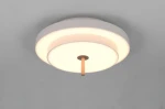 Lampa sufitowa Keaton w kolorze szarym z jednym źródłem LED 34,5W. Okrągła, z białym kloszem, posiada drewniany uchwyt. Zainstalowana na suficie, widok z dołu, ukazujący subtelne detale i kształt.