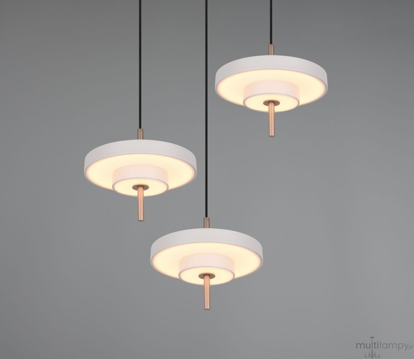 Lampa wisząca Keaton z trzema okrągłymi kloszami w kolorze szarym, z kontrastującymi miedzianymi detalami. Klosze zawieszone na czarnych przewodach, emitujące ciepłe światło LED. Ujęcie frontalne, na jednolitym tle.