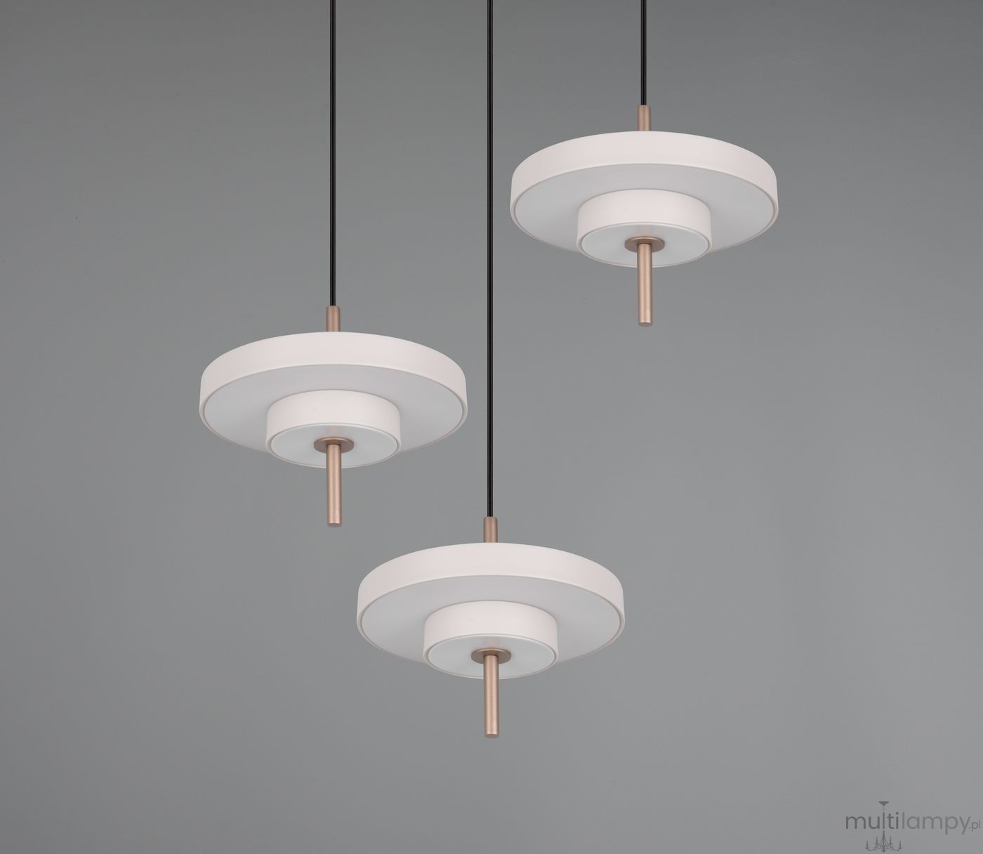 Lampa wisząca Keaton z trzema okrągłymi kloszami w kolorze szarym, z metalowymi elementami w kolorze miedzi. Zawieszenie na czarnych linkach, umieszczona na szarym tle, prezentuje nowoczesny design.