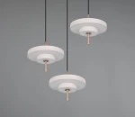 Lampa wisząca Keaton z trzema okrągłymi kloszami w kolorze szarym, z metalowymi elementami w kolorze miedzi. Zawieszenie na czarnych linkach, umieszczona na szarym tle, prezentuje nowoczesny design.