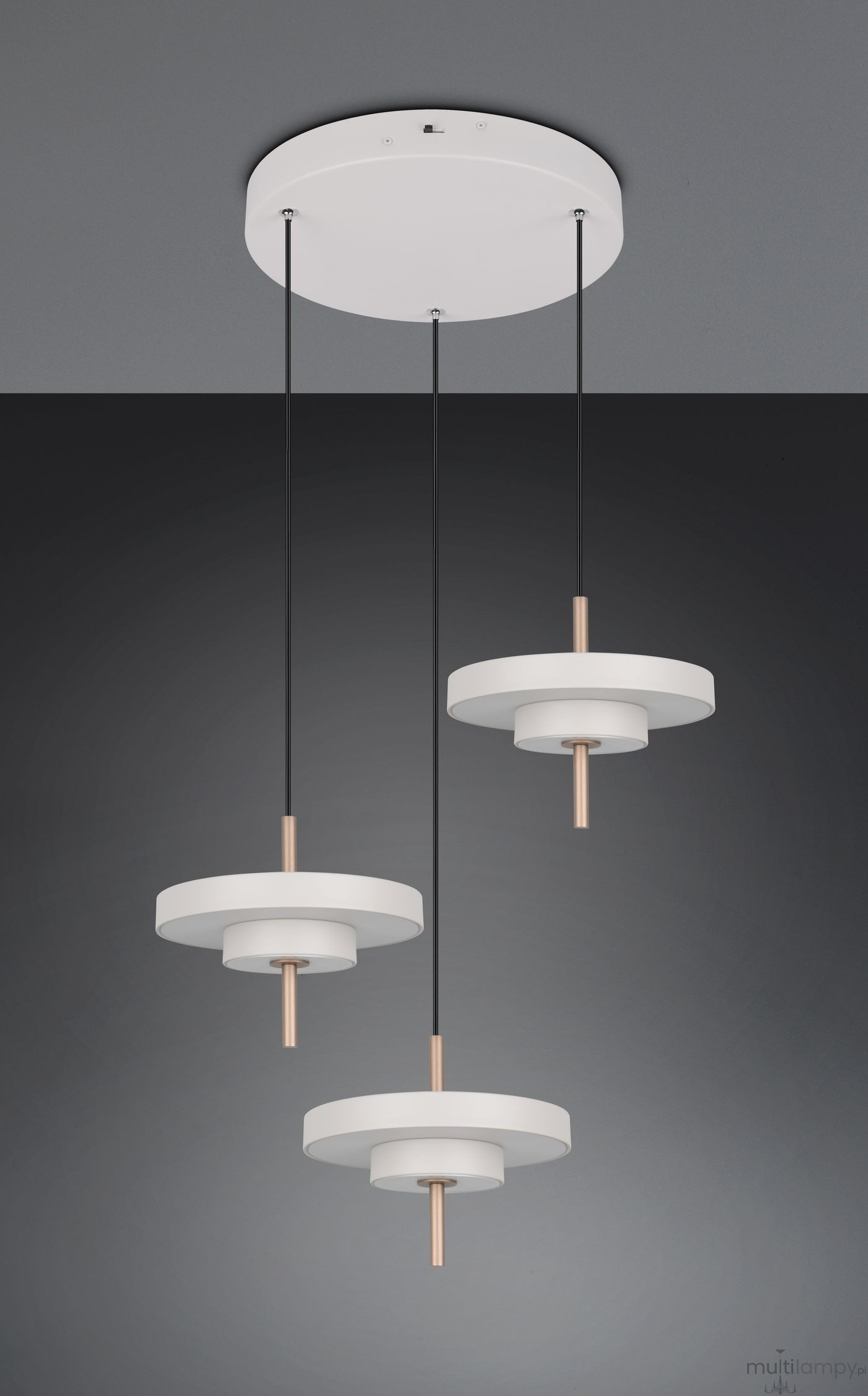 Lampa wisząca Keaton 3xLED 30W CCT w kolorze szarym, z trzema okrągłymi abażurami w białym kolorze i miedzianymi detalami, zawieszona na czarnych linkach. Ujęcie frontalne, na jednolitym tle, podkreślające nowoczesny design.