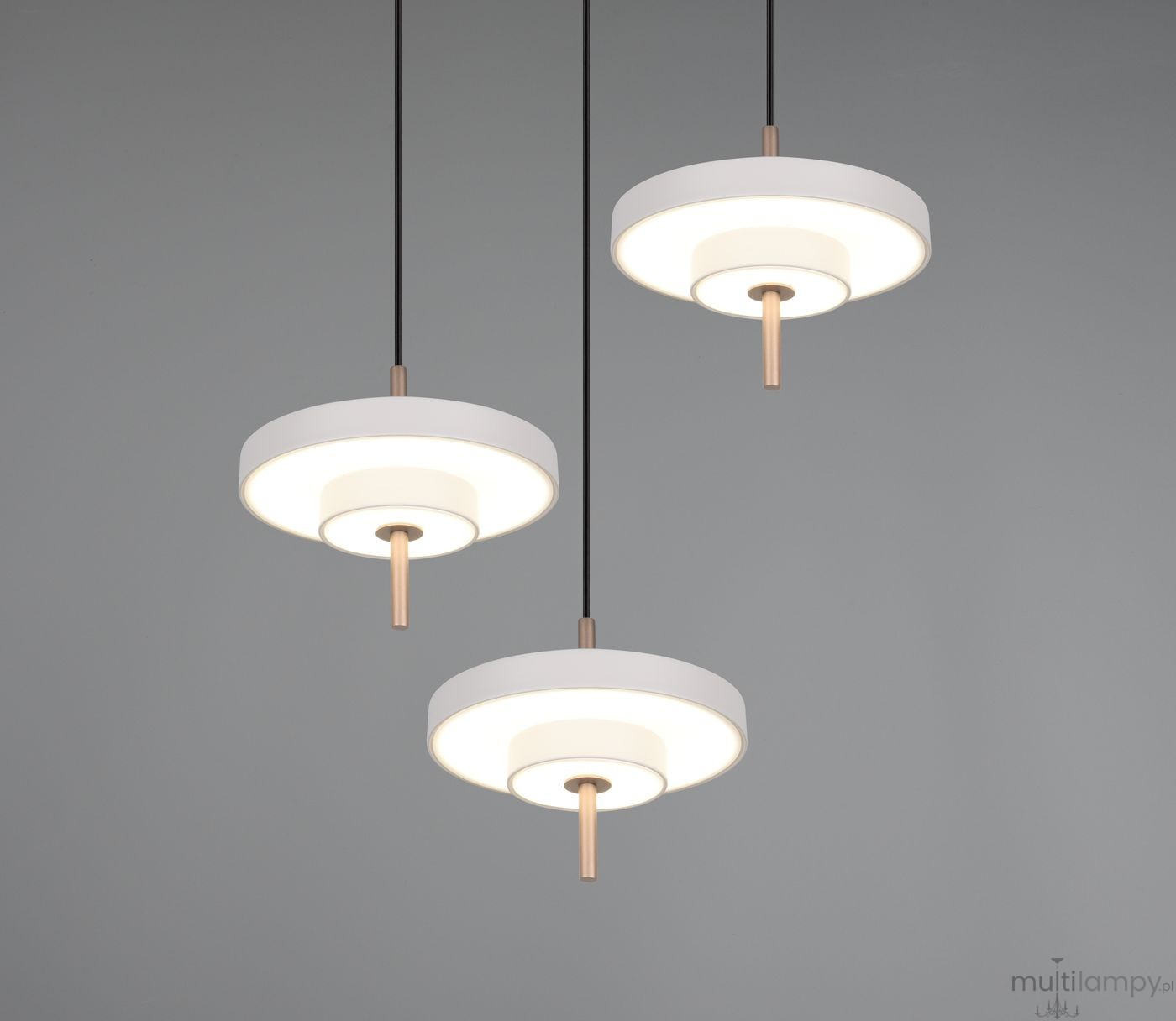 Lampa wisząca Keaton z trzema źródłami LED o mocy 30W, w kolorze szarym. Okrągłe klosze z białym wnętrzem i miedzianymi detalami, zawieszone na czarnych przewodach. Produkt umieszczony na szarym tle.