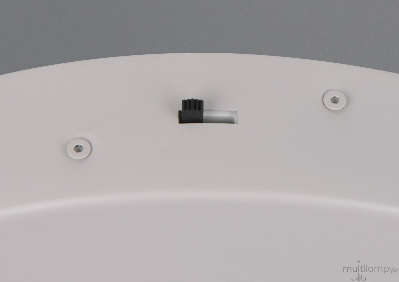 Lampa wisząca Keaton w kolorze szarym z trzema źródłami LED 30W CCT. Ujęcie z bliska, pokazujące szczegóły montażowe, w tym otwory i mechanizm regulacji. Produkt ma okrągły kształt oraz matową powierzchnię.