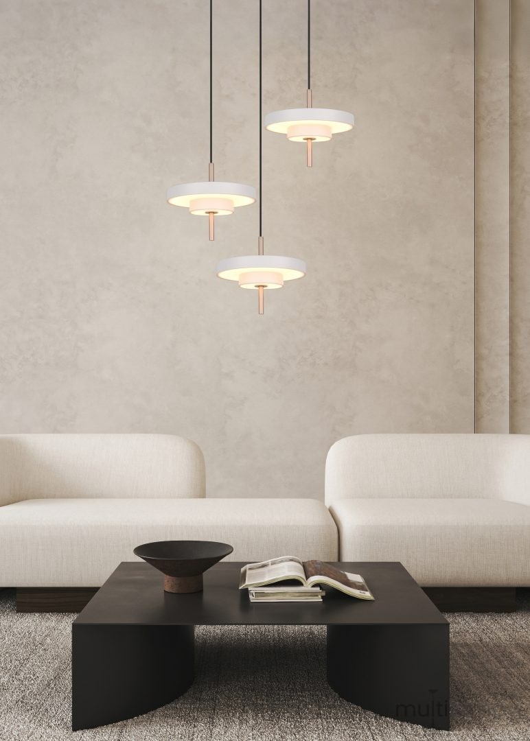 Lampa wisząca Keaton 3xLED 30W CCT w kolorze szarym z trzema okrągłymi kloszami, zawieszona na czarnych przewodach, w aranżacji nad czarnym stołem. Tło w neutralnym odcieniu, z jasnymi sofami w stylu minimalistycznym.