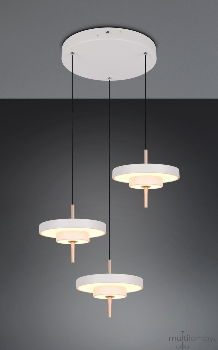 Lampa wisząca Keaton z trzema okrągłymi źródłami światła LED o mocy 30W, w kolorze szarym. Wyposażona w czarne zawieszenia oraz białą, okrągłą podstawę sufitową. Produkt w ujęciu frontalnym, zawieszony w przestrzeni na jednolitym tle.