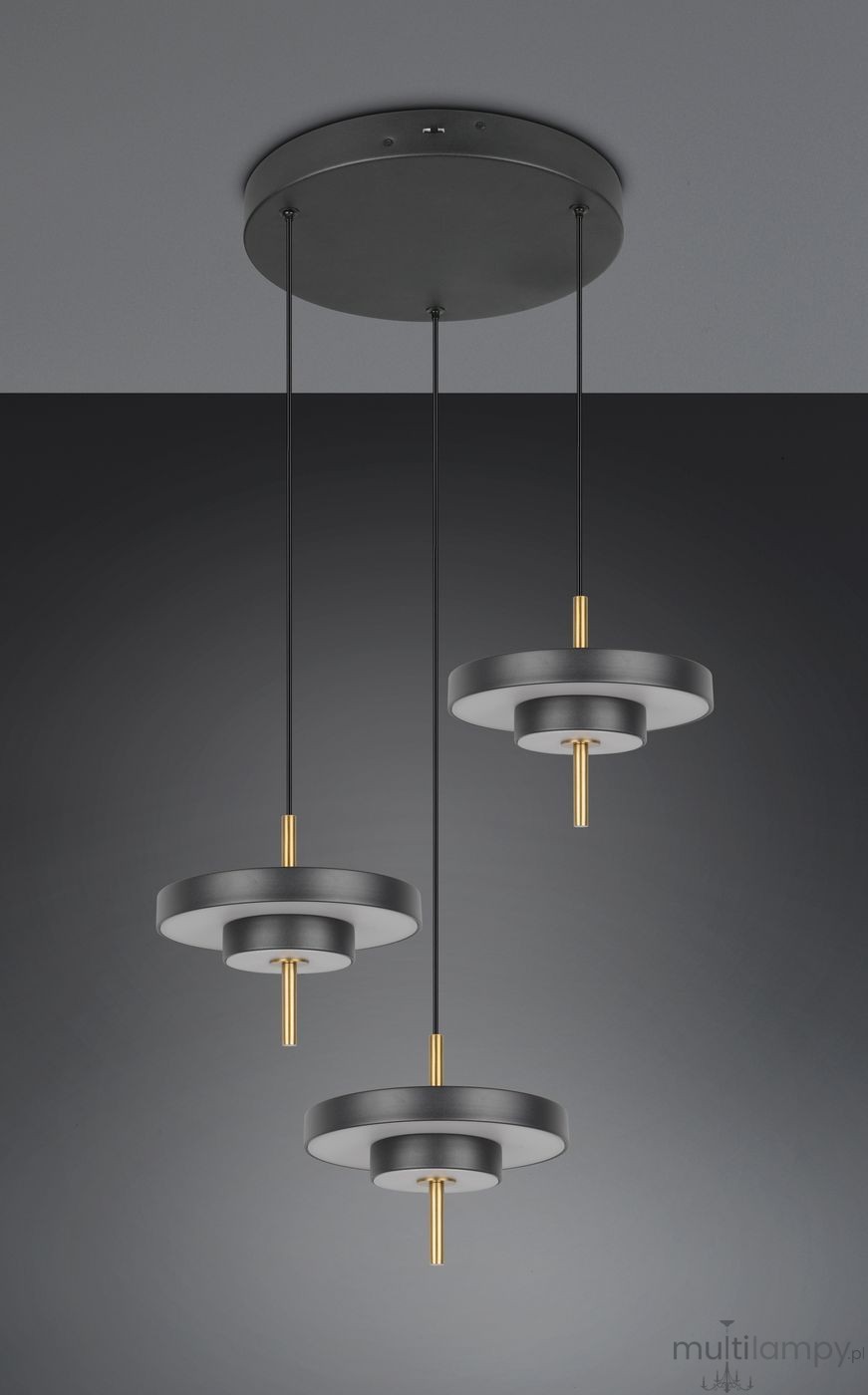 Lampa wisząca Keaton z trzema okrągłymi kloszami LED 30W w kolorze czarnym i złotym. Klosze zawieszone na cienkich, czarnych linkach, z widocznymi złotymi detalami. Ujęcie z góry, na jednolitym tle.