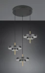 Lampa wisząca Keaton z trzema okrągłymi kloszami LED 30W w kolorze czarnym i złotym. Klosze zawieszone na cienkich, czarnych linkach, z widocznymi złotymi detalami. Ujęcie z góry, na jednolitym tle.