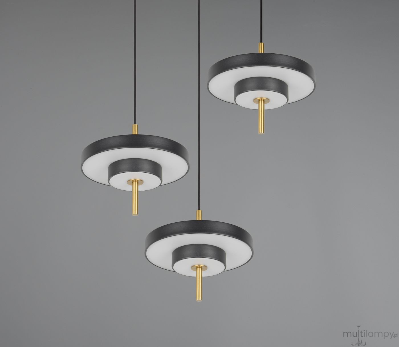 Lampa wisząca Keaton w kolorze czarnym i złotym z trzema źródłami LED 30W. Okrągłe klosze z białym szkłem, zawieszone na czarnych linkach, z centralnymi złotymi elementami. Ujęcie z przodu, na jednolitym szarym tle.