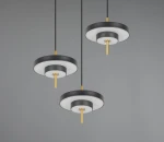 Lampa wisząca Keaton w kolorze czarnym i złotym z trzema źródłami LED 30W. Okrągłe klosze z białym szkłem, zawieszone na czarnych linkach, z centralnymi złotymi elementami. Ujęcie z przodu, na jednolitym szarym tle.