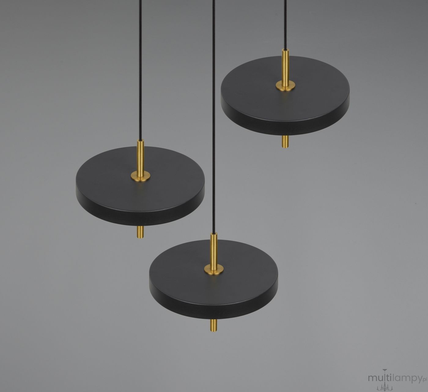 Lampa wisząca Keaton z trzema okrągłymi kloszami w kolorze czarnym, zawieszona na cienkich linkach. Elementy metalowe w kolorze złotym, minimalistyczny design. Klosze mają płaską formę, co nadaje nowoczesny charakter.