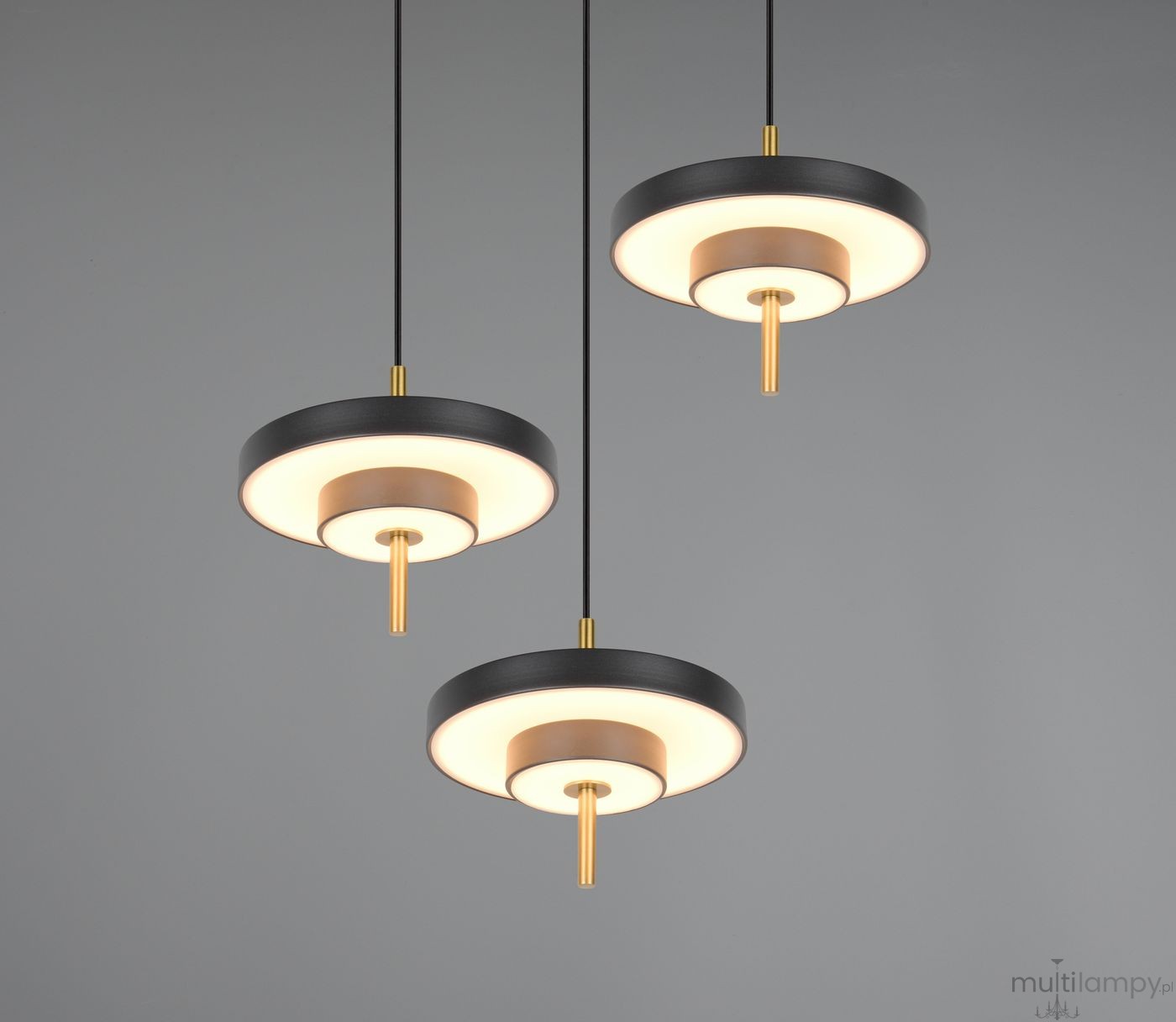 Lampa wisząca Keaton z trzema źródłami światła LED, o mocy 30W, w kolorze czarnym z elementami złotymi. Okrągłe klosze z białym wnętrzem, zawieszone na cienkich linkach, prezentują nowoczesny design. Tło szare, minimalne.