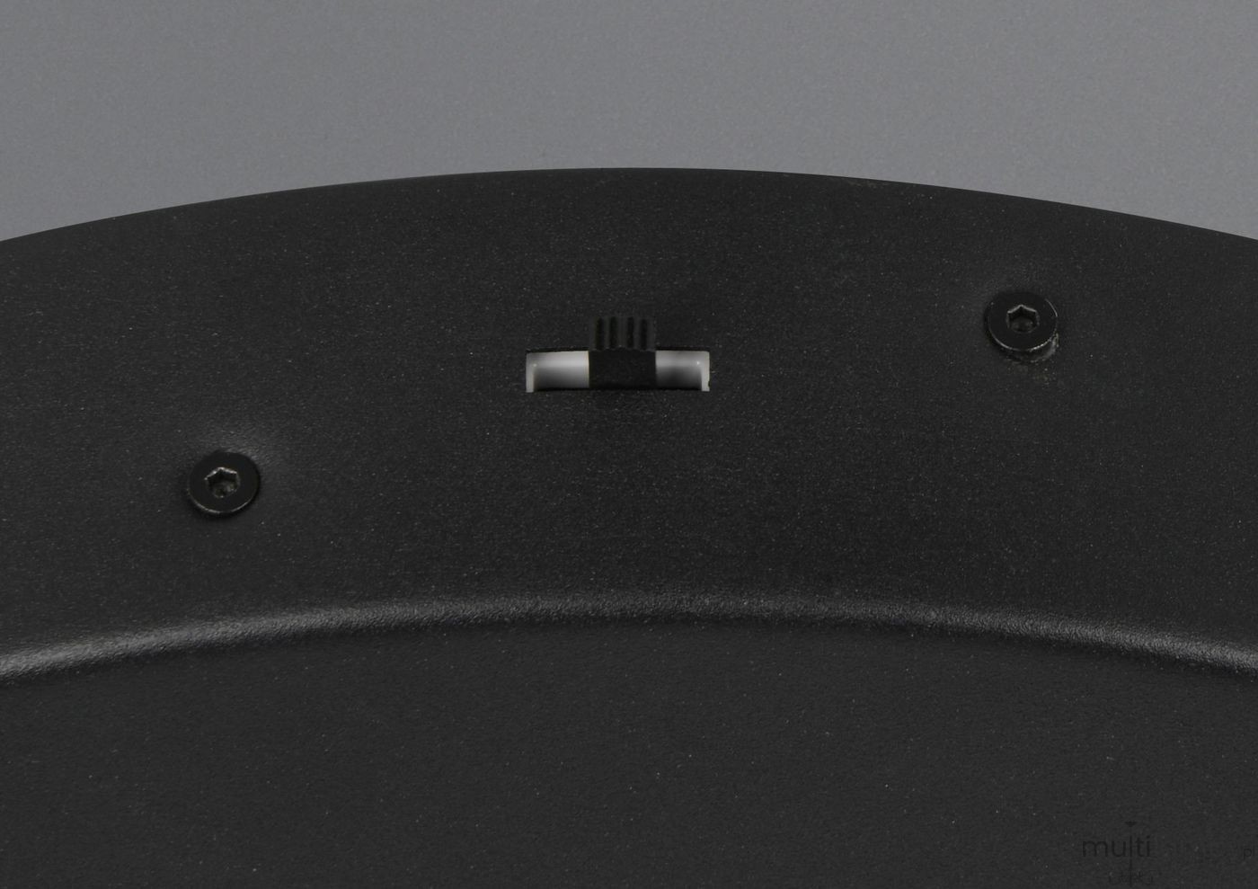 Czarna lampa wisząca Keaton z trzema diodami LED 30W, z widocznym mechanizmem regulacji. Kąt ujęcia zbliżeniowy na tylną część lampy, ukazujący detale montażowe i przełącznik. Materiał matowy, z subtelnym wykończeniem, w minimalistycznym stylu.