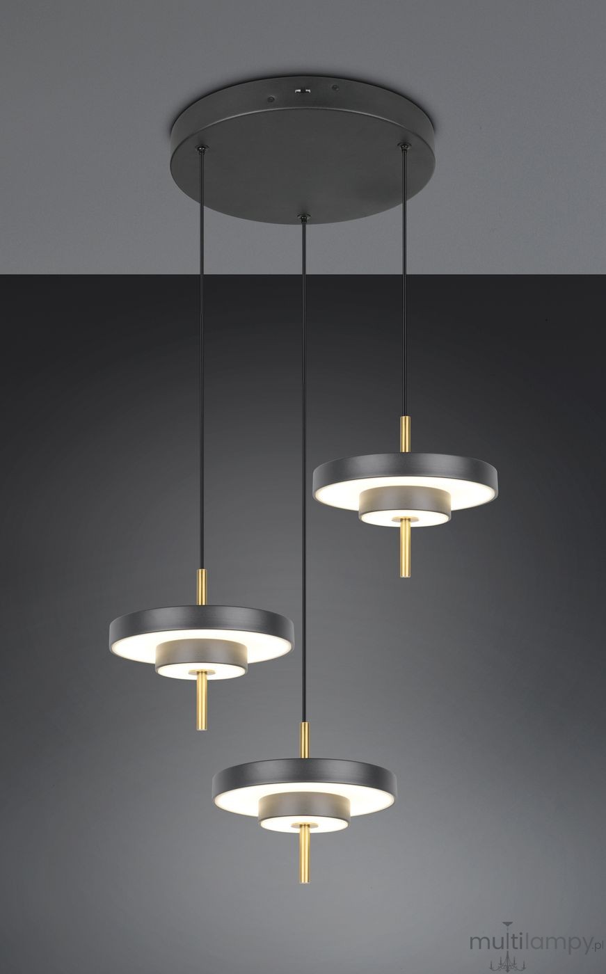 Lampa wisząca Keaton z trzema okrągłymi źródłami LED o mocy 30W, w kolorze czarnym i złotym. Zawieszona na cienkich linkach, z metalową, okrągłą podstawą. Nowoczesny design, idealna do nowoczesnych wnętrz.