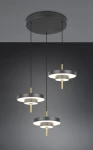 Lampa wisząca Keaton z trzema okrągłymi źródłami LED o mocy 30W, w kolorze czarnym i złotym. Zawieszona na cienkich linkach, z metalową, okrągłą podstawą. Nowoczesny design, idealna do nowoczesnych wnętrz.