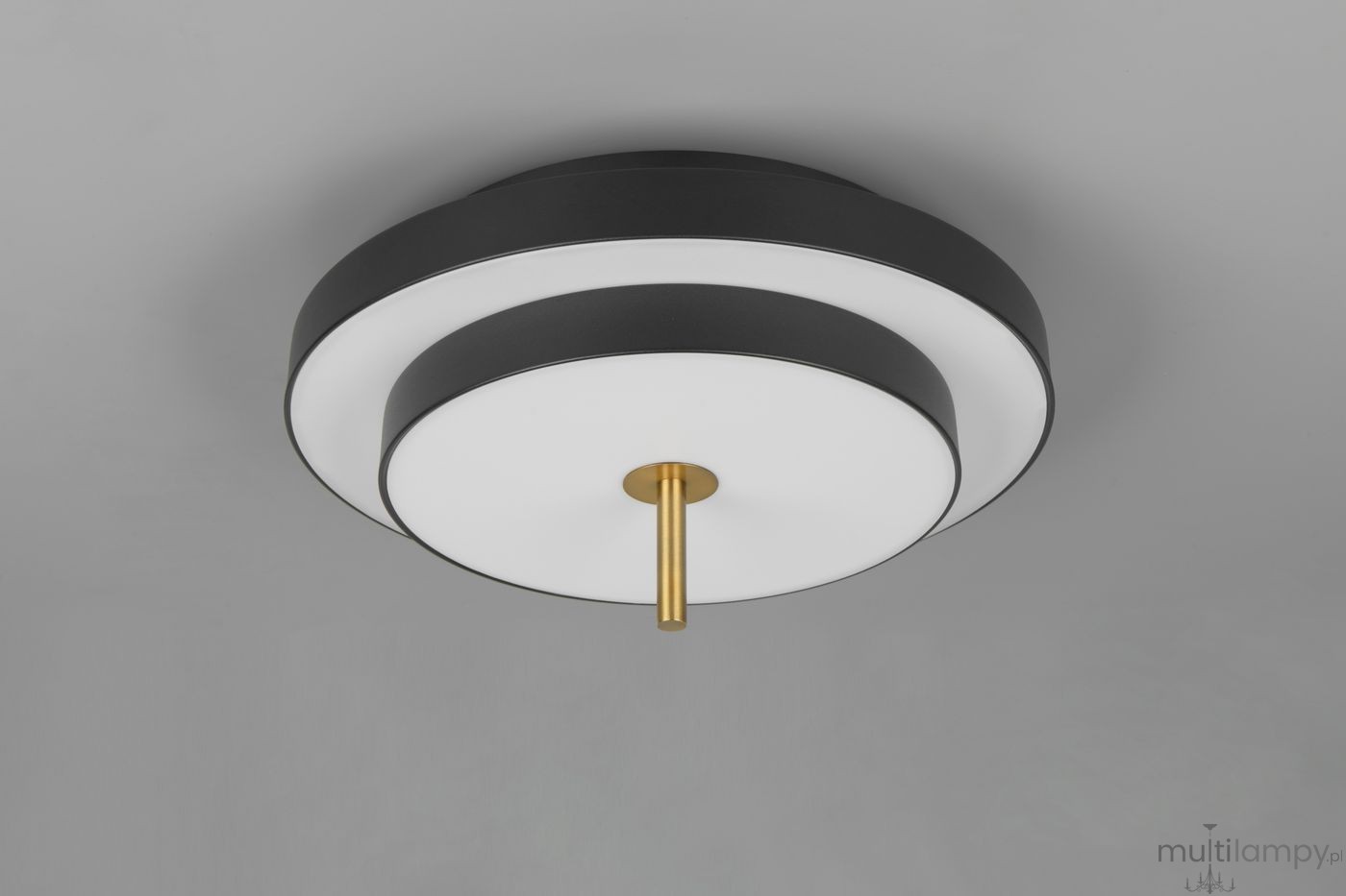 Lampa sufitowa Keaton w kolorze czarnym i złotym z jedną diodą LED 34,5W. Okrągła konstrukcja z białym kloszem i złotym uchwytem. Widok z dołu, zamontowana na stropie, z minimalistycznym designem.