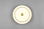 Lampa sufitowa Keaton 1xLED 34,5W CCT w kolorze czarnym i złotym, okrągła, z białym kloszem. Widok z góry, z centralnym złotym detalem. Idealna do nowoczesnych wnętrz. Tło w odcieniu szarości.
