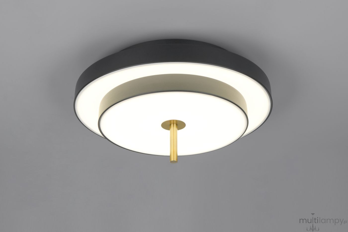Lampa sufitowa Keaton z jedną diodą LED o mocy 34,5W, w kolorze czarnym z złotymi akcentami. Okrągła, z dwoma poziomymi pierścieniami i krótkim złotym uchwytem, zamontowana na szarym tle.