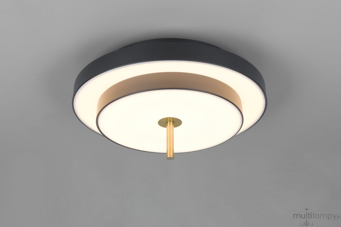 Lampa sufitowa Keaton w kolorze czarnym i złotym, z okrągłą, wielowarstwową konstrukcją. Zawiera źródło światła LED o mocy 34,5W. Ujęcie z dołu, prezentujące detale i centralny złoty element. Tło szare, minimalistyczne.
