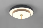 Lampa sufitowa Keaton w kolorze czarnym i złotym, z okrągłą, wielowarstwową konstrukcją. Zawiera źródło światła LED o mocy 34,5W. Ujęcie z dołu, prezentujące detale i centralny złoty element. Tło szare, minimalistyczne.
