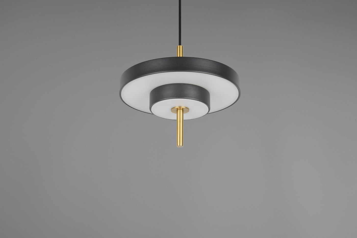Lampa wisząca Keaton w kolorze czarnym i złotym, z okrągłym kloszem i centralnym elementem w kształcie cylindra. Wykonana z metalu i tworzywa sztucznego, z źródłem światła LED 10W. Ujęcie frontalne, zawieszona na czarnym przewodzie, na jednolitym tle.