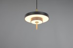 Lampa wisząca Keaton z jednym źródłem LED 10W w kolorze czarnym i złotym. Okrągła podstawa z matowym wykończeniem, z centralnym elementem w odcieniu złotym. Wisi na czarnym przewodzie, z białym, rozproszonym światłem.