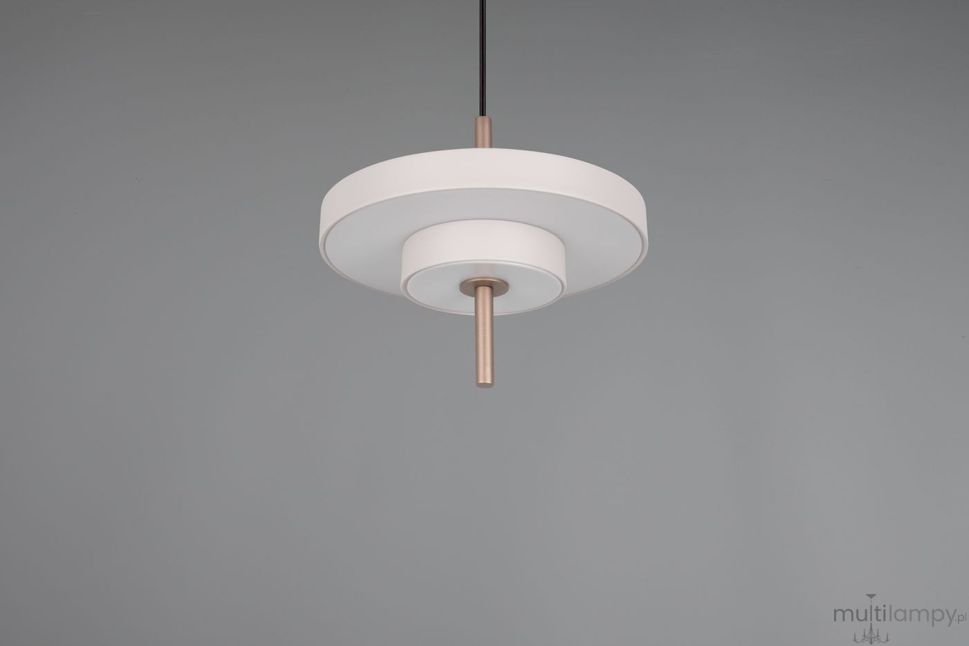 Lampa wisząca Keaton w kolorze szarym, z okrągłymi, warstwowymi elementami oraz metalowym, miedzianym detalem w centralnej części. Produkt zawiera jedno źródło światła LED 10W, zawieszony na czarnym przewodzie, na jednolitym tle.