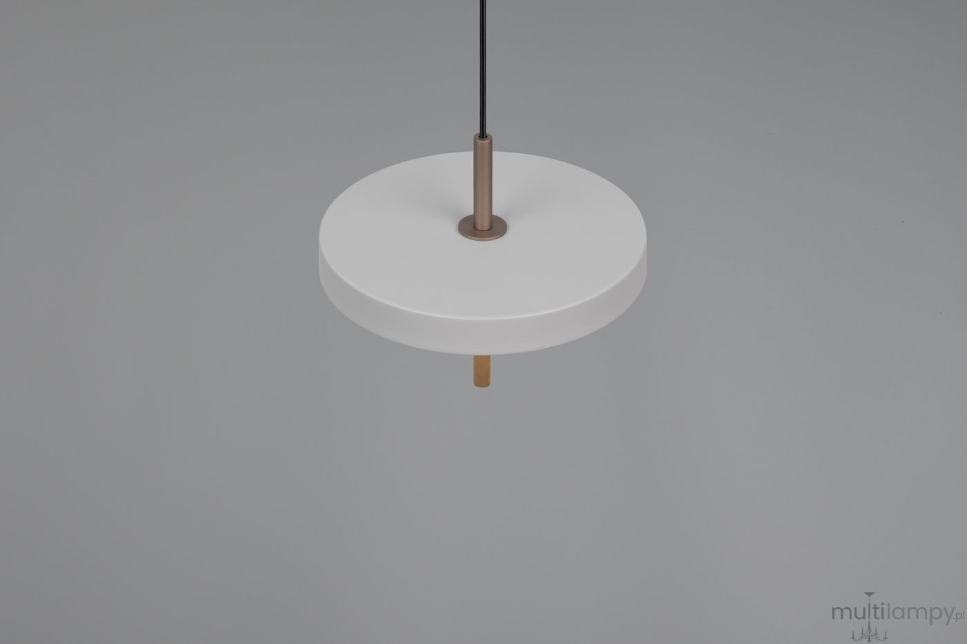 Lampa wisząca Keaton w kolorze szarym, z okrągłym, matowym kloszem i metalowym uchwytem w kolorze mosiądzu. Zawieszona na czarnym przewodzie. Źródło światła LED 10W, CCT. Ujęcie frontalne, na jednolitym tle.