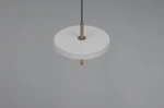 Lampa wisząca Keaton w kolorze szarym, z okrągłym, matowym kloszem i metalowym uchwytem w kolorze mosiądzu. Zawieszona na czarnym przewodzie. Źródło światła LED 10W, CCT. Ujęcie frontalne, na jednolitym tle.